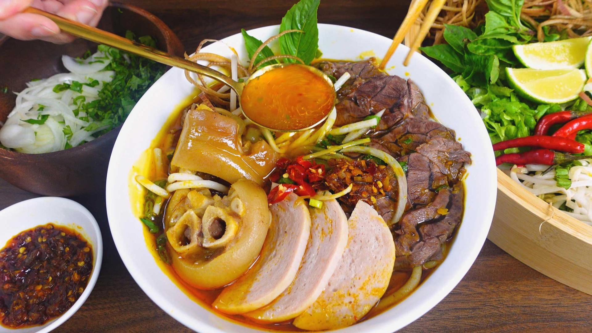 Tô bún bò Huế thơm ngon đậm đà